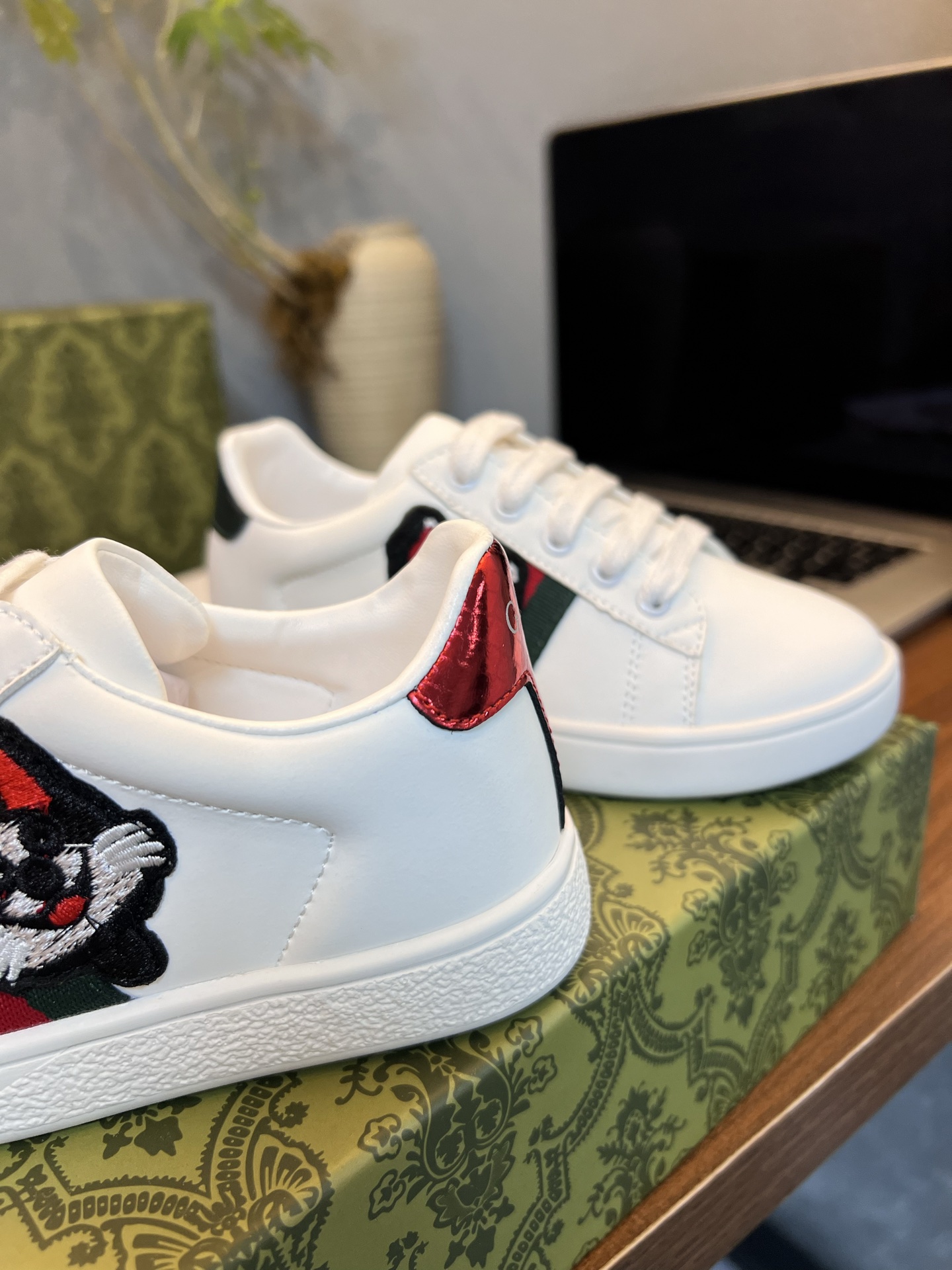 Children's shoes child